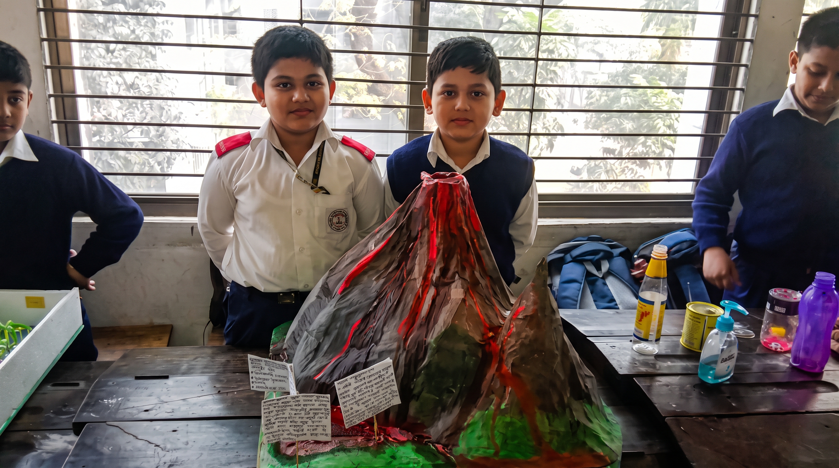 জীবন্ত আগ্নেয়গিরির মডেল
