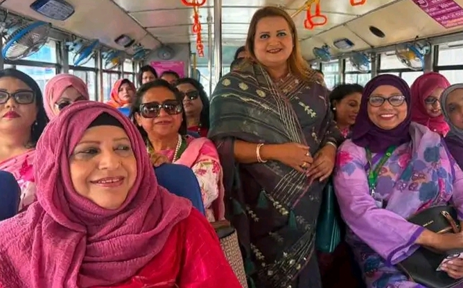পিংক বাসে ভ্রমণ করলেন নারী এমপিরা